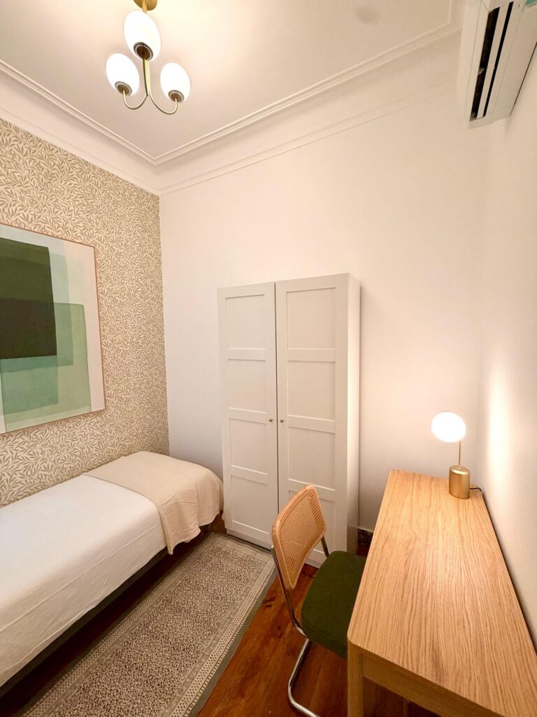 Single room with wardrobe, desk and reading lamp at LX1 Coliving