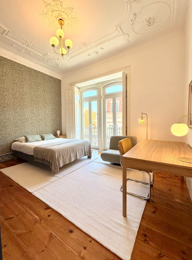 Double room with stucco ceiling, balcony and desk at LX1 Coliving, Santos, Lisbon