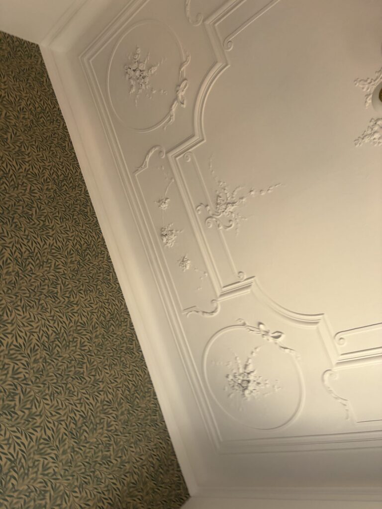 Original decorated stucco ceiling in a room at LX1 Coliving